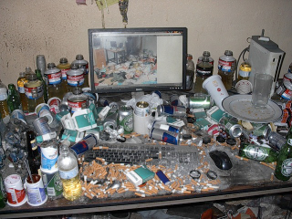 Illustration for article titled These Disgustingly Gross Home Offices Will Make You Vomit